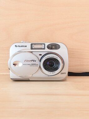 Fujifilm FinePix 2600 Zoom 2MP Digital Camera Silver Japan Tested Working